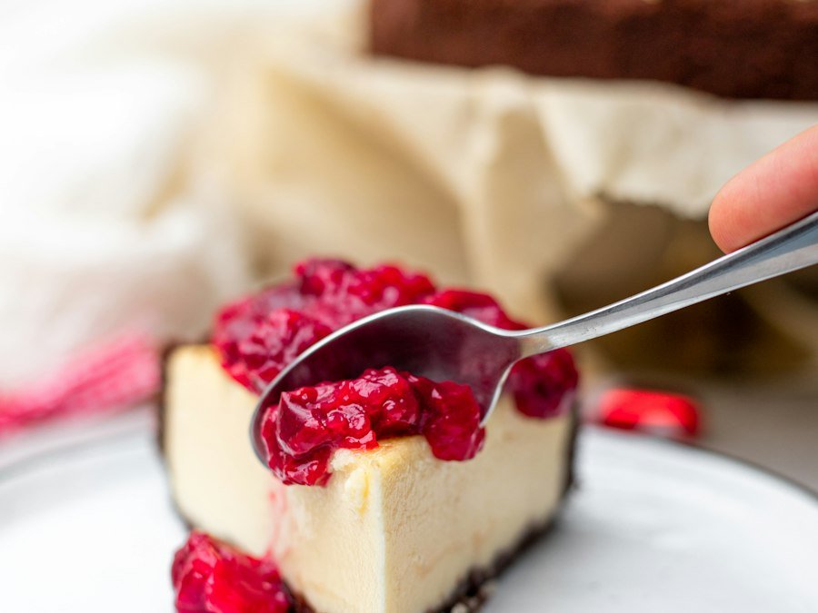Porción de cheesecake con salsa de frutos rojos