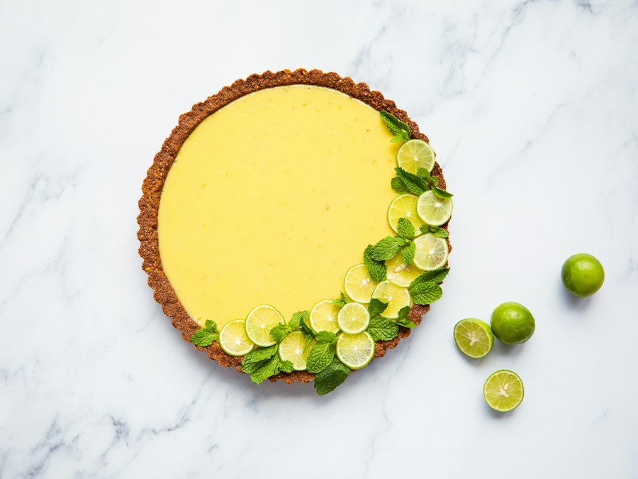 Key lime pie decorado con rodajas de lima y menta