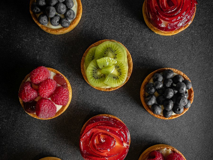 Tartitas de crema con arándanos, frambuesas, kiwi y manzana
