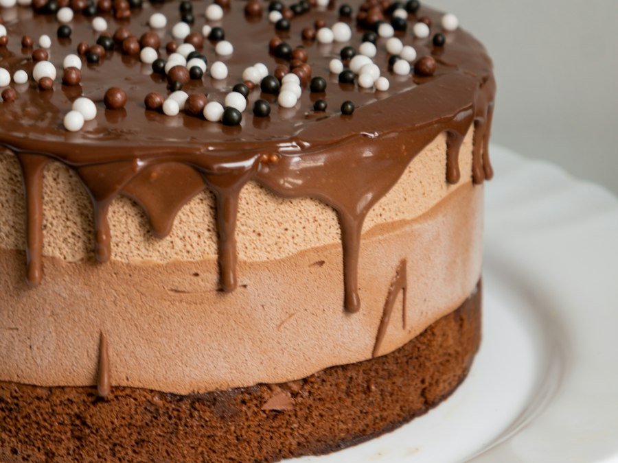 Torta mousse de chocolate con baño de chocolate y perlitas