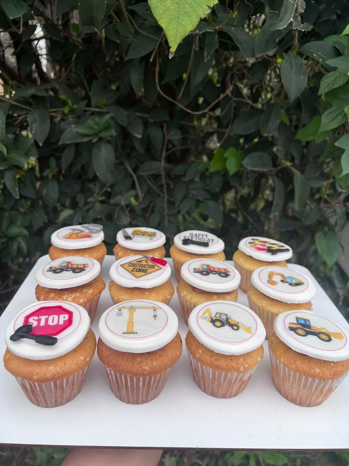 Muffins decorados con motivos de construcción