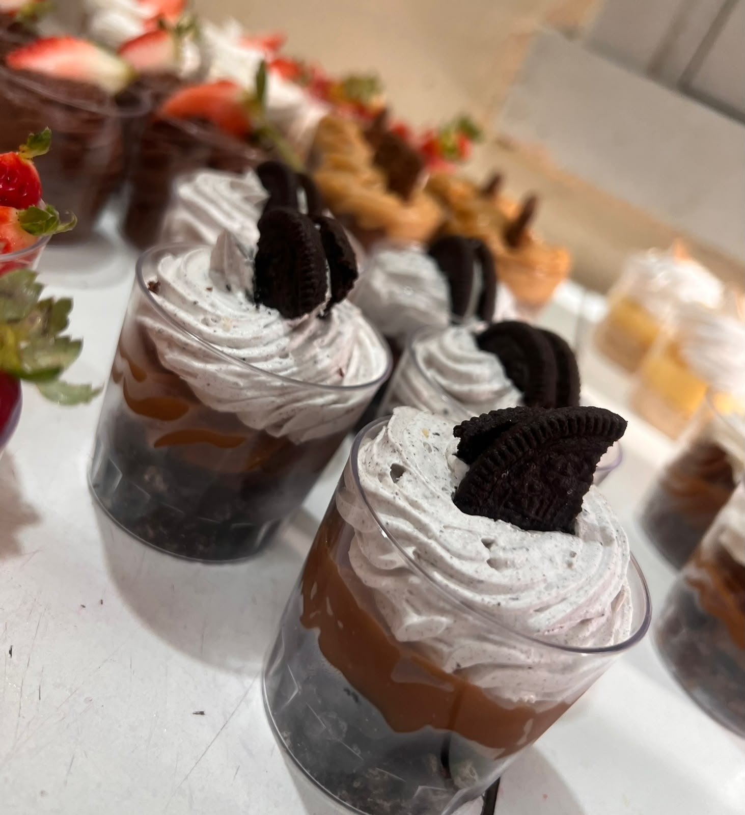 Shots de chocolate y crema decorados con galletas