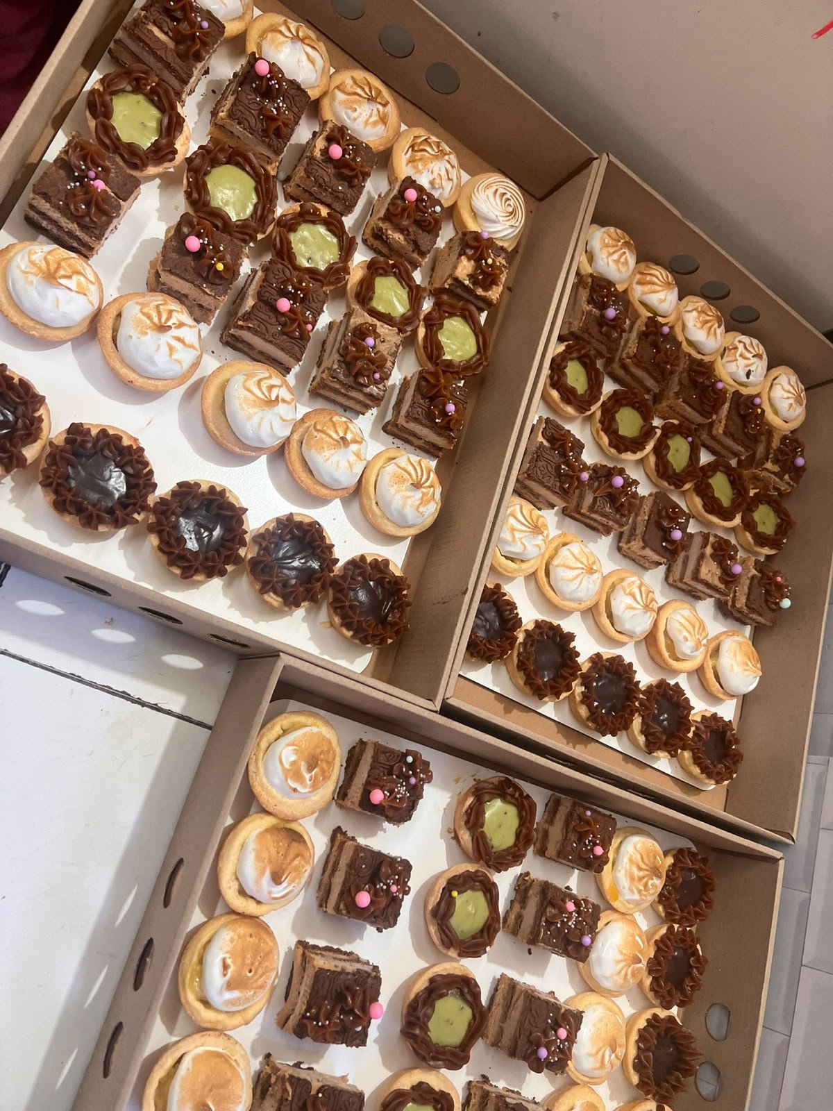Postres individuales con merengue tostado