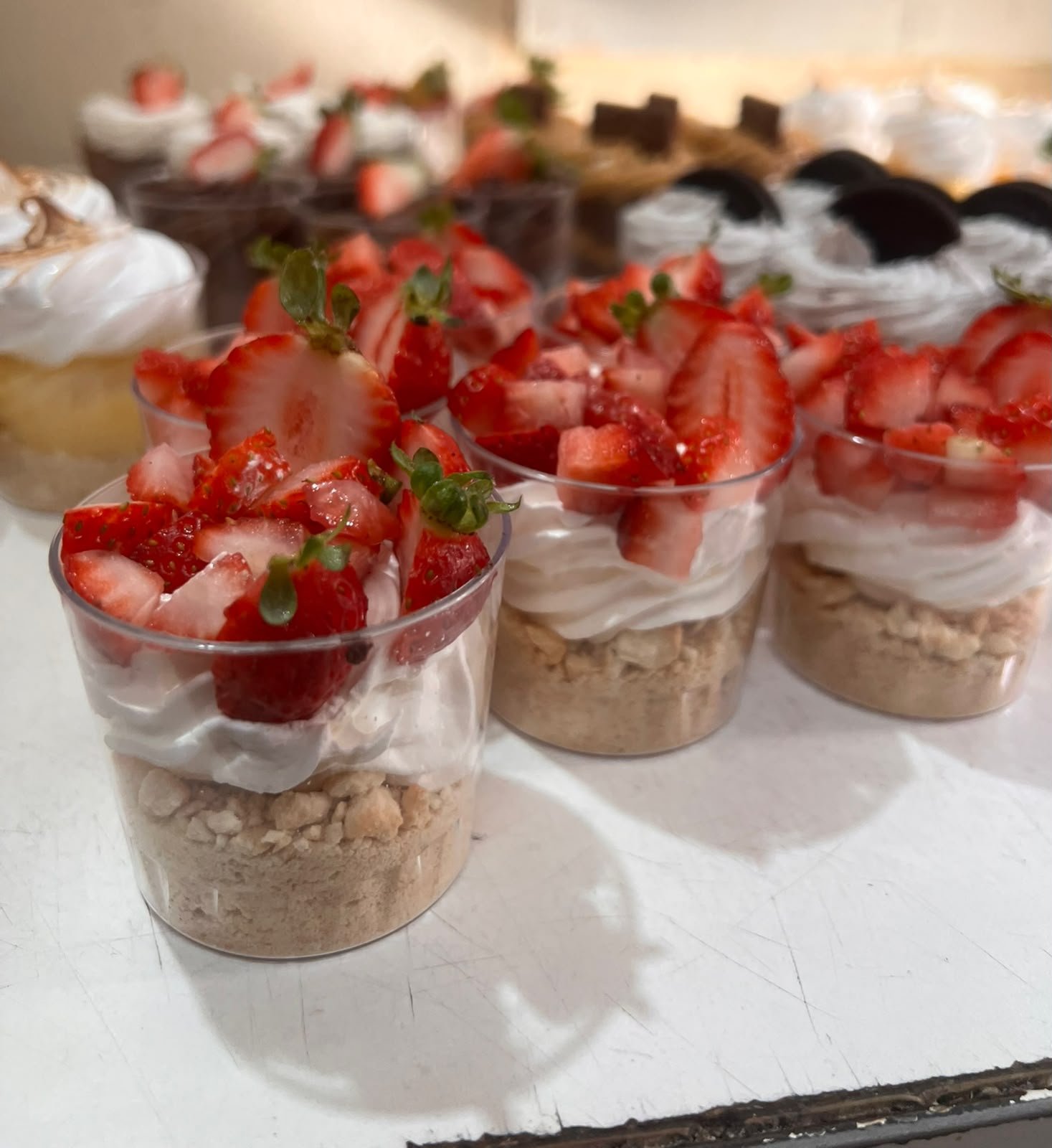 Shots de frutilla, crema y crumble