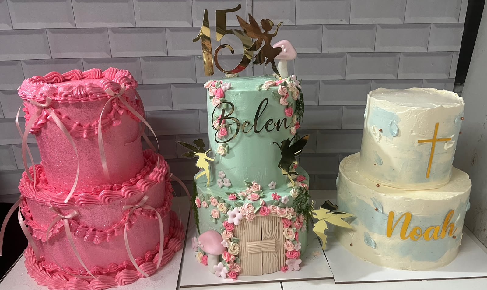 Tres tortas de celebración con diseños personalizados