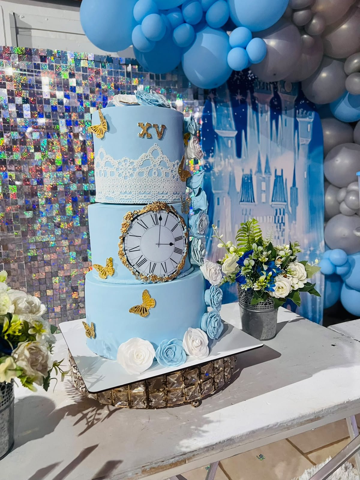 Torta celeste de varios pisos en una celebración
