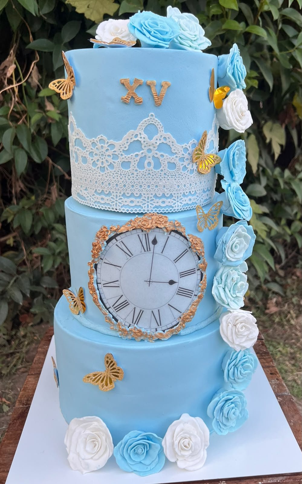 Vista alternativa de la torta celeste de quince años