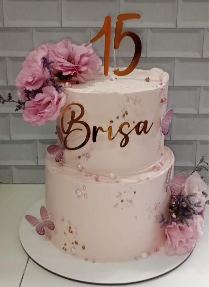 Torta de quince años azul claro con flores y reloj