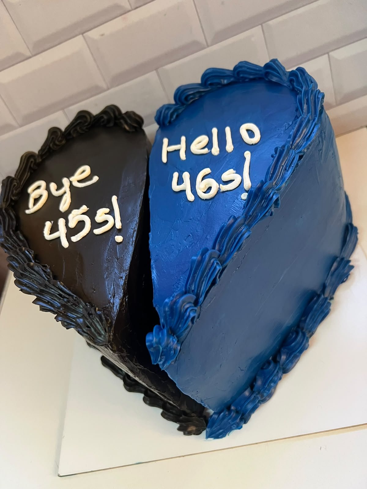 Torta de cumpleaños decorada en azul y negro con un mensaje