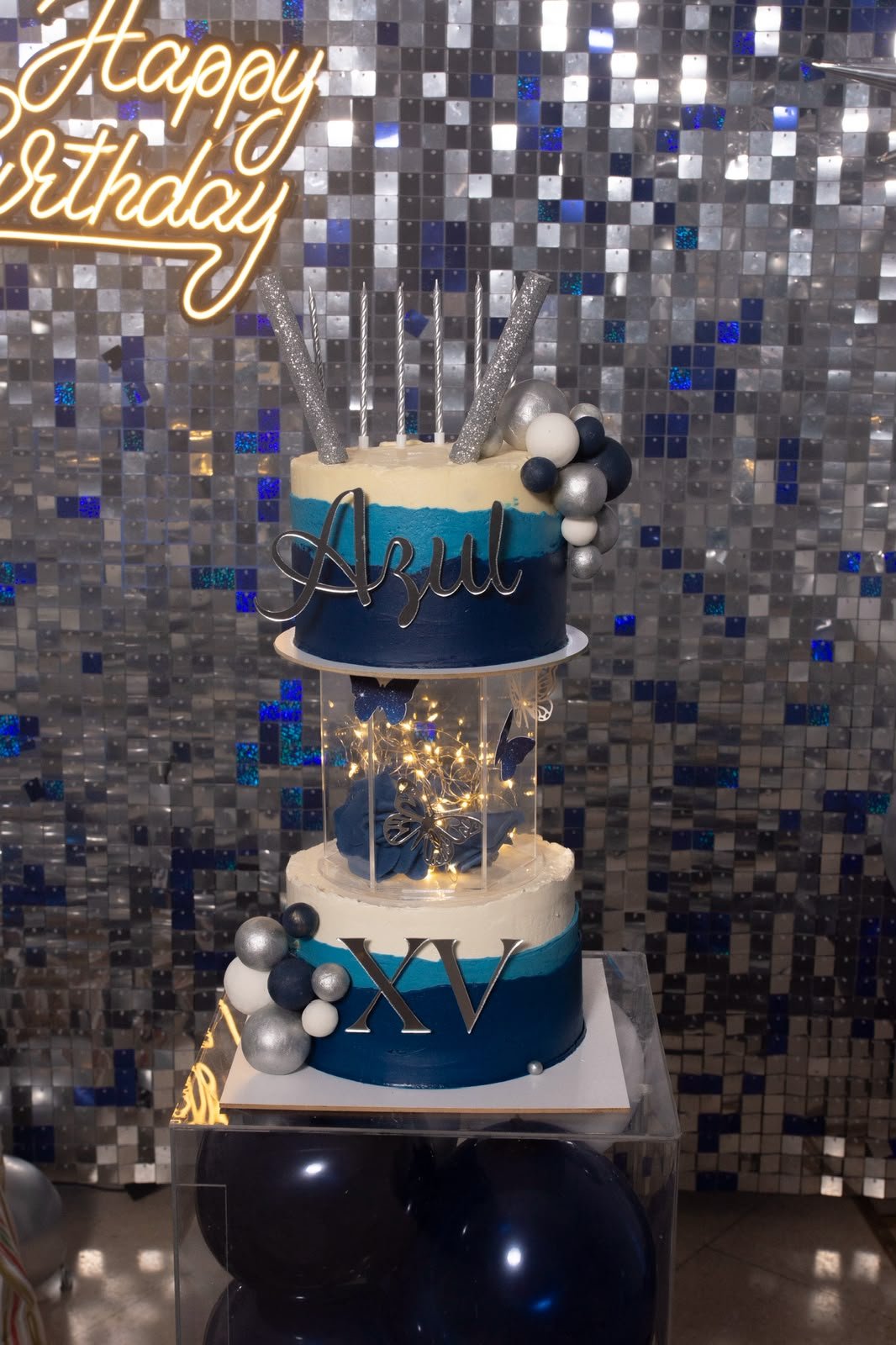 Torta de cumpleaños decorada en tonos violeta