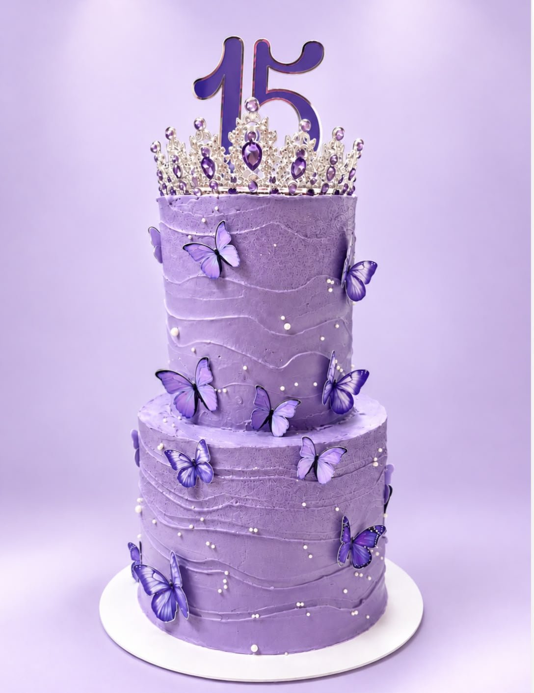 Torta de quince años en tonos azules, montada en una mesa de celebración