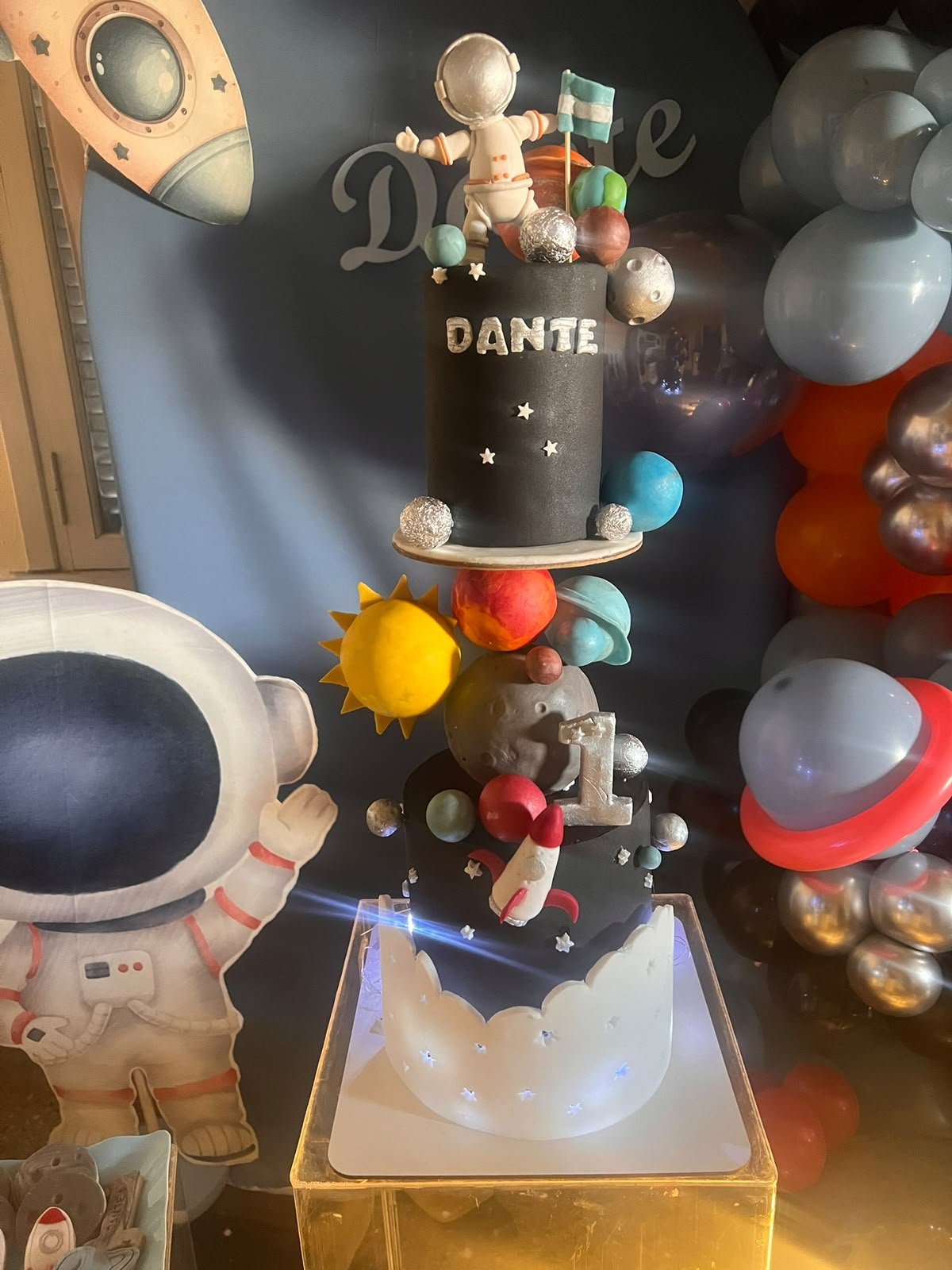 Torta temática espacial de varios pisos