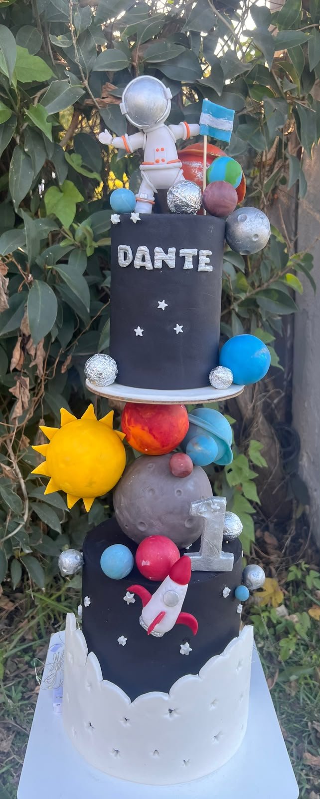 Otra vista de la torta temática espacial