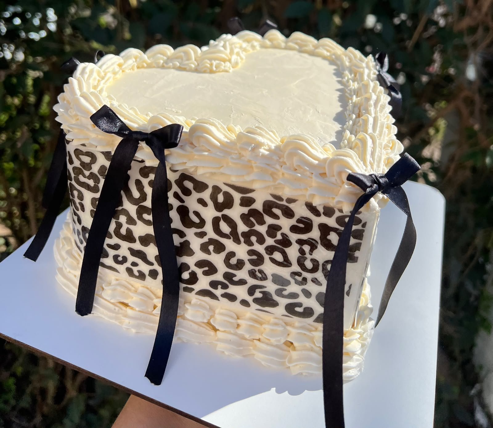 Torta vintage con estampado animal y lazos oscuros
