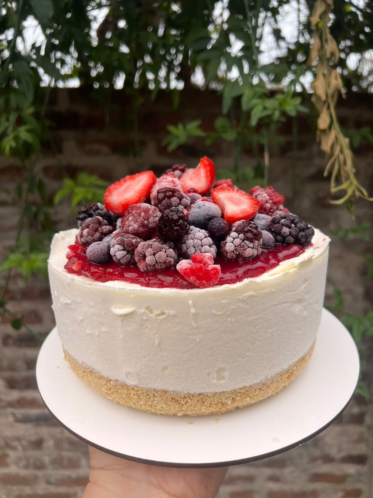 Torta de frutos rojos decorada con fruta fresca