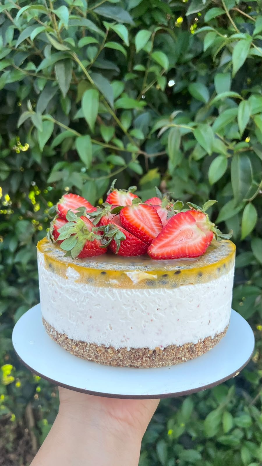 Torta fría decorada con frutillas y fruta de estación