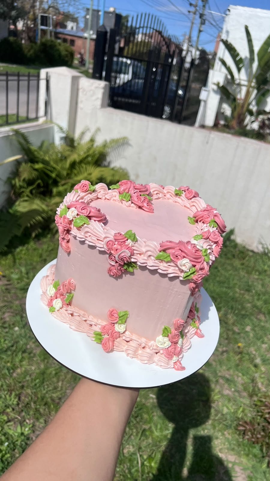 Torta clara decorada con flores y volados de crema