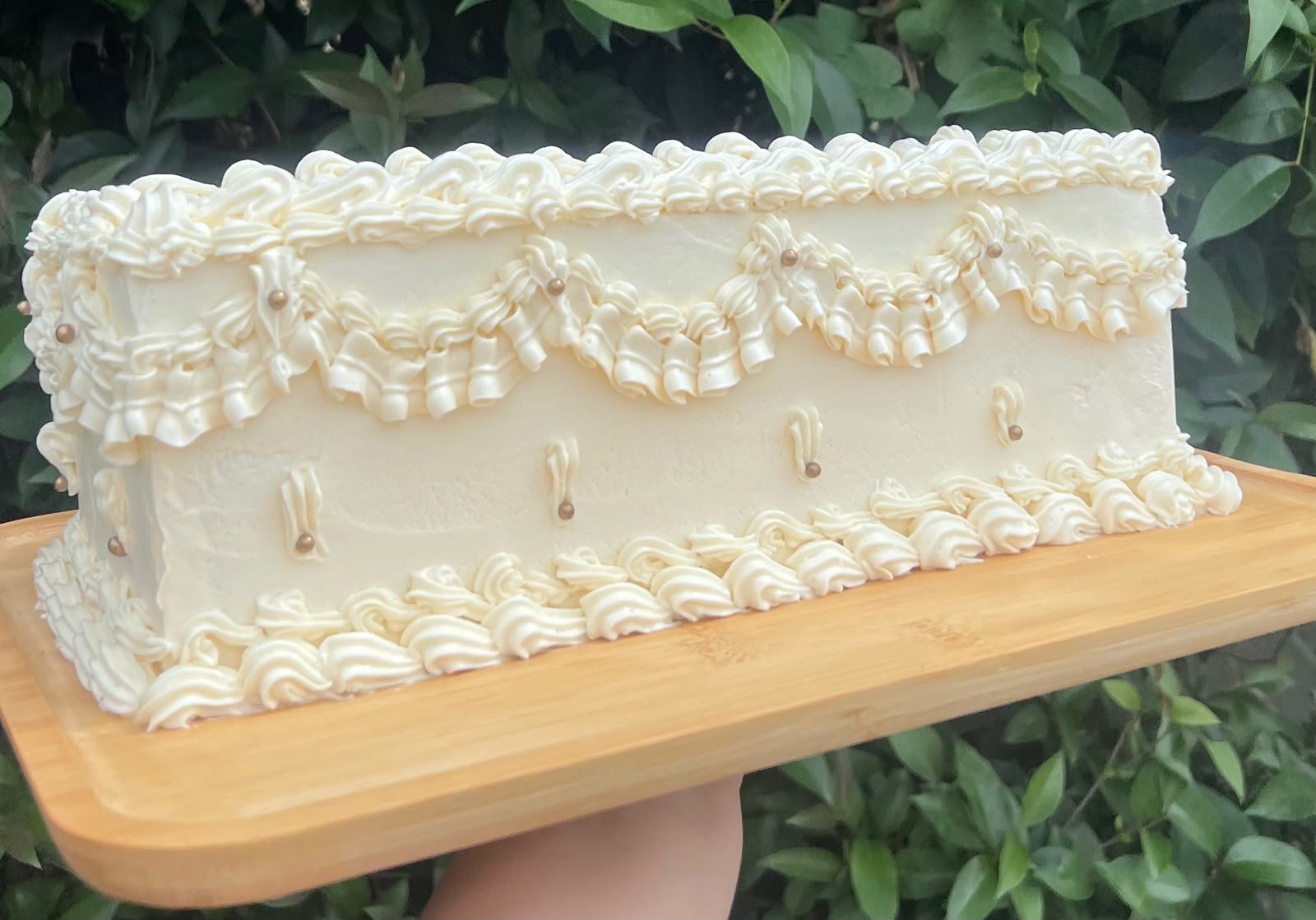Torta rectangular clara con bordes de crema