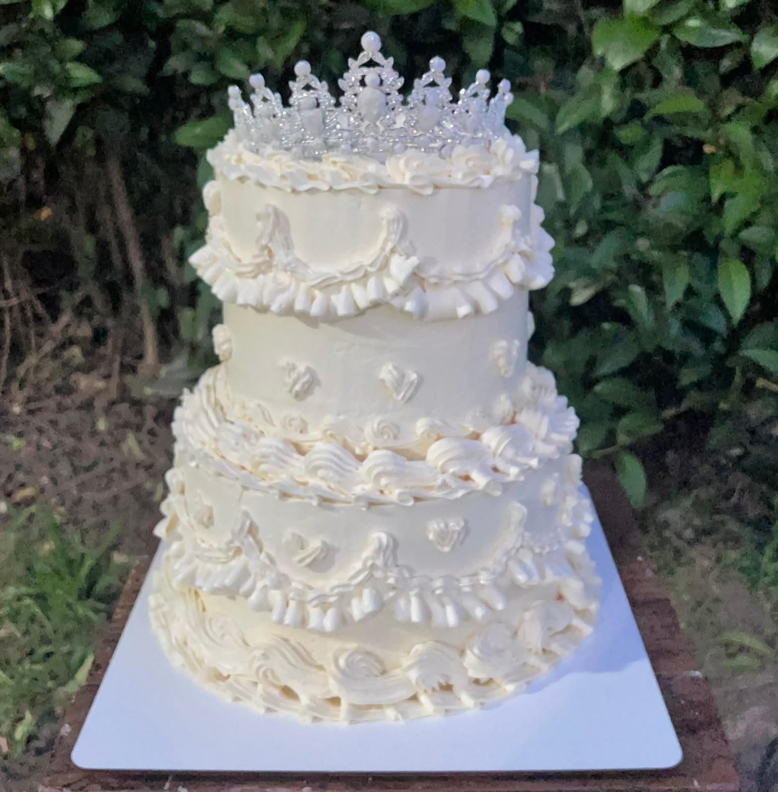Torta blanca de varios pisos con corona decorativa